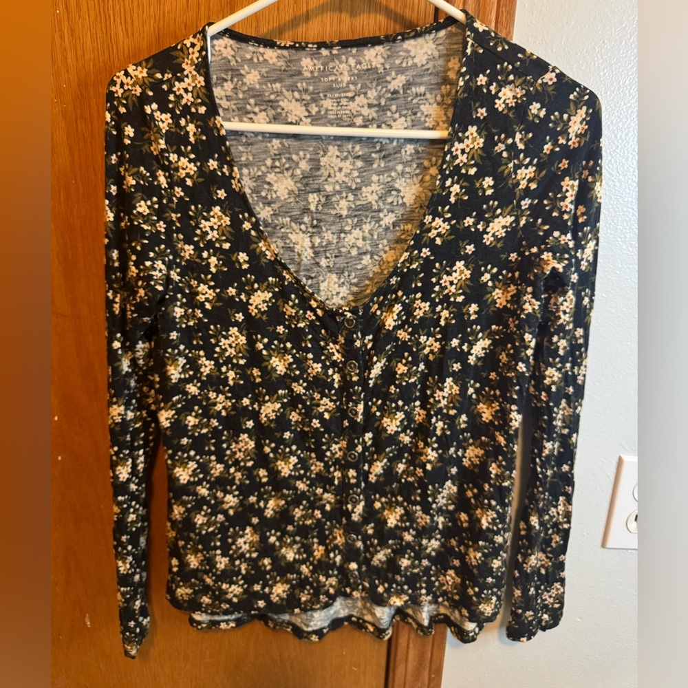 American Eagle, soft and sexy, SIZE S long sleeve, button in front, cream floral
